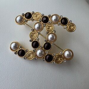 Chic Gold and Pearl Brooch